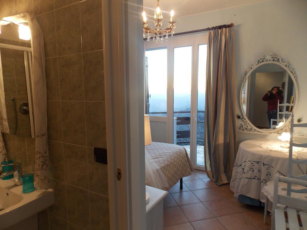 B&B Le Camelie Del Bosco Baiardo Oda fotoğraf