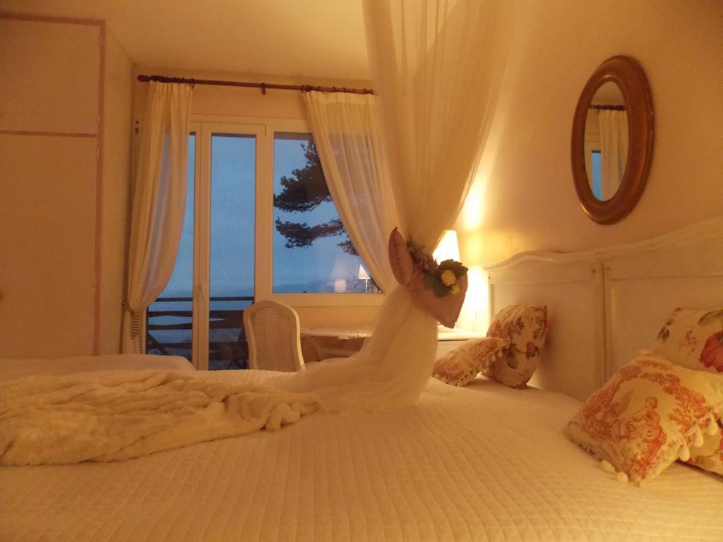 B&B Le Camelie Del Bosco Baiardo Oda fotoğraf